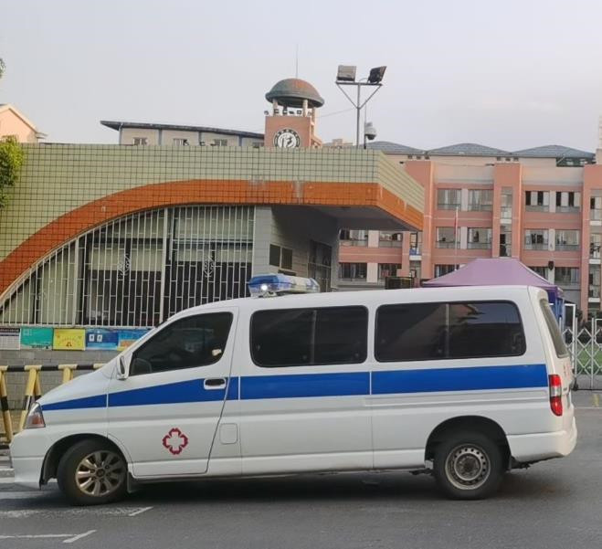 比如救护车出租护送骨折病人一公里多少钱